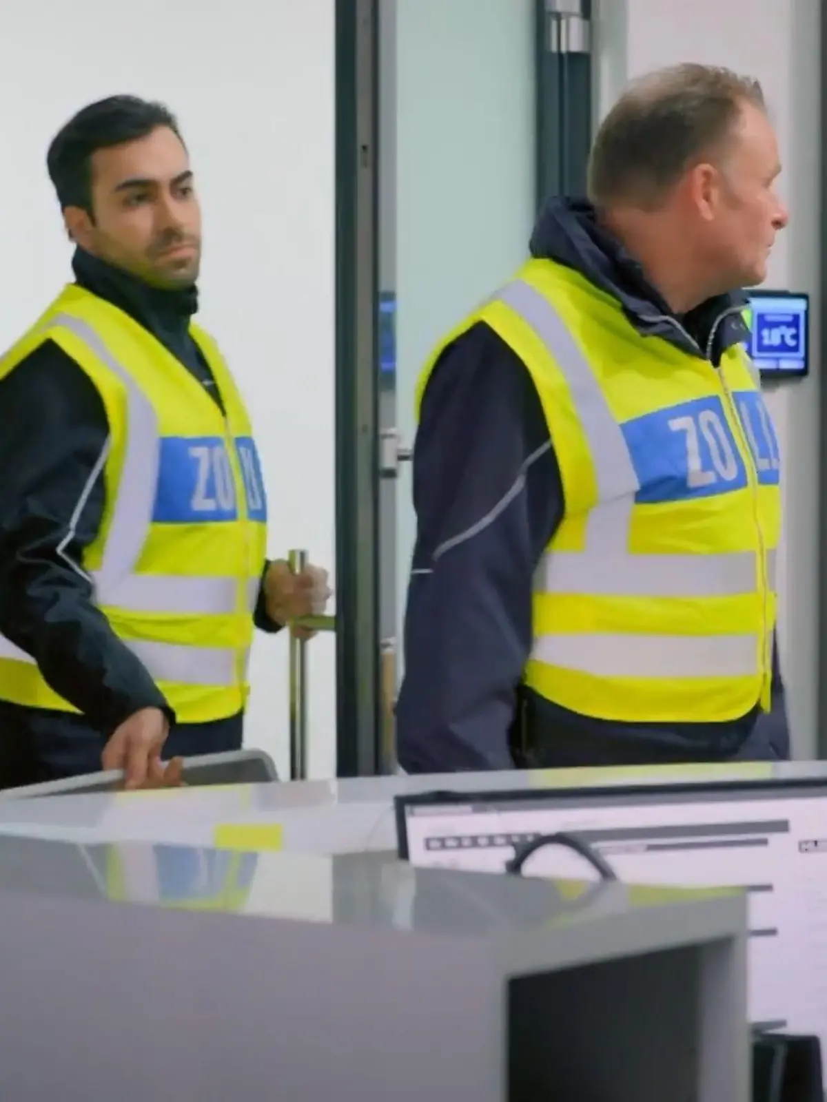Unter uns: Die Zollfahndung führt bei „Huber Bau” eine Razzia durch