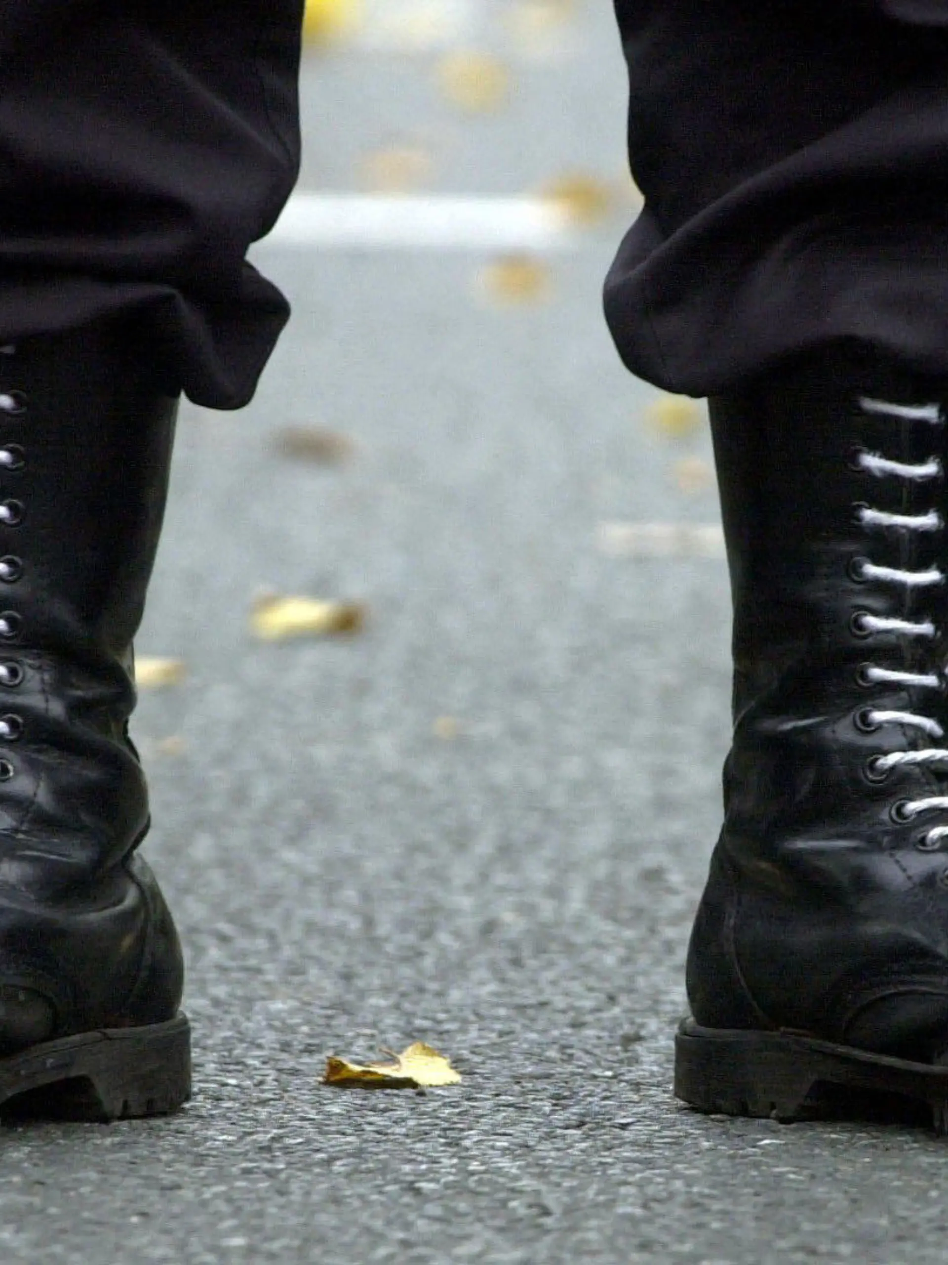 ARCHIV - 21.10.2000, Nordrhein-Westfalen, Dortmund: Springerstiefel eines Teilnehmers einer Demonstration der rechten Szene. In Dortmund beginnt am Montag (25.10.) ein Prozess gegen zehn Angeklagte wegen Volksverhetzung. Weil das Landgericht mit einem großen Interesse von Medien und Öffentlichkeit rechnet, wird in einer Veranstaltungshalle verhandelt. (zu dpa «Antisemitische Parolen auf Demo: Zehn Angeklagte vor Gericht») Foto: picture alliance / dpa +++ dpa-Bildfunk +++