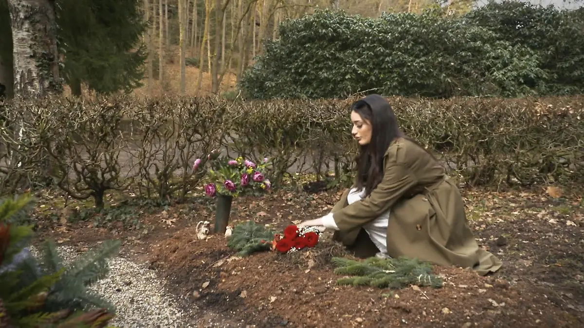 Mord an Roqia in Worms – RTL trifft beste Freundin am Grab Eltern vor Gericht