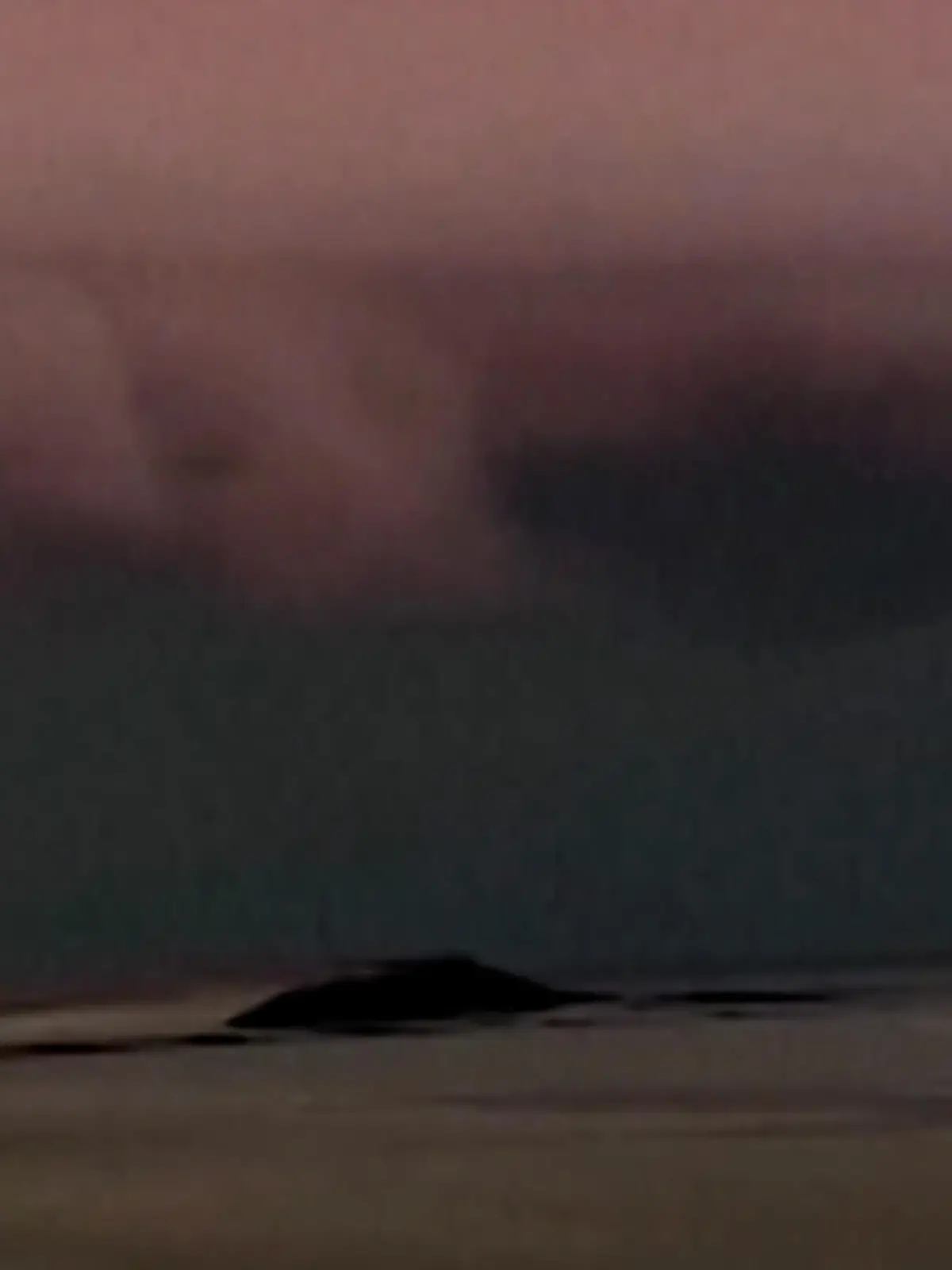 Diese farbige Wolke über Frankreich hat es in sich. Auch wenn sie beeindruckend aussieht, hat sie schwere Regenfälle und Gewitter zur Folge.