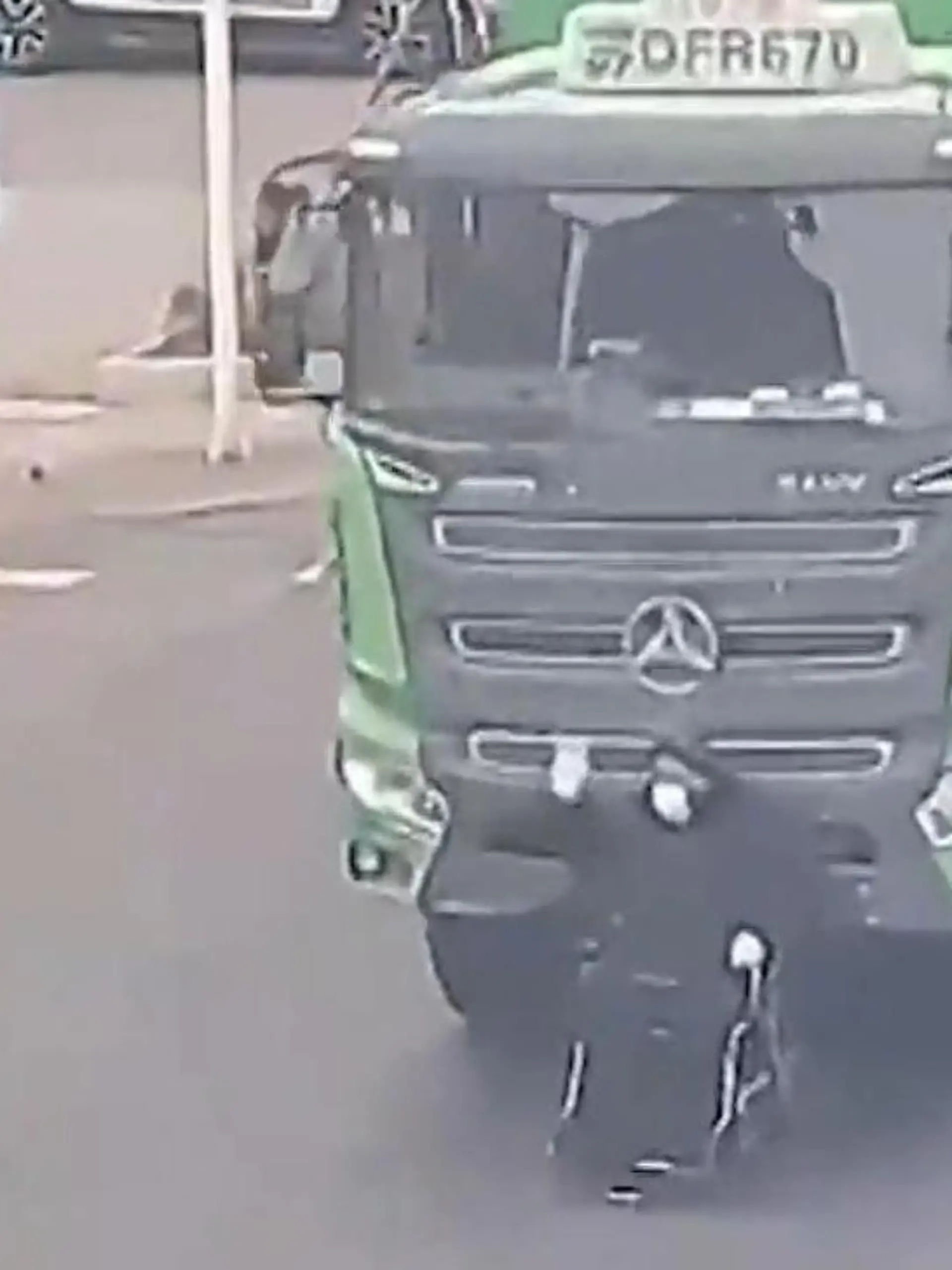 Bild zu: "Lkw nimmt Rollstuhlfahrer (80) mit"