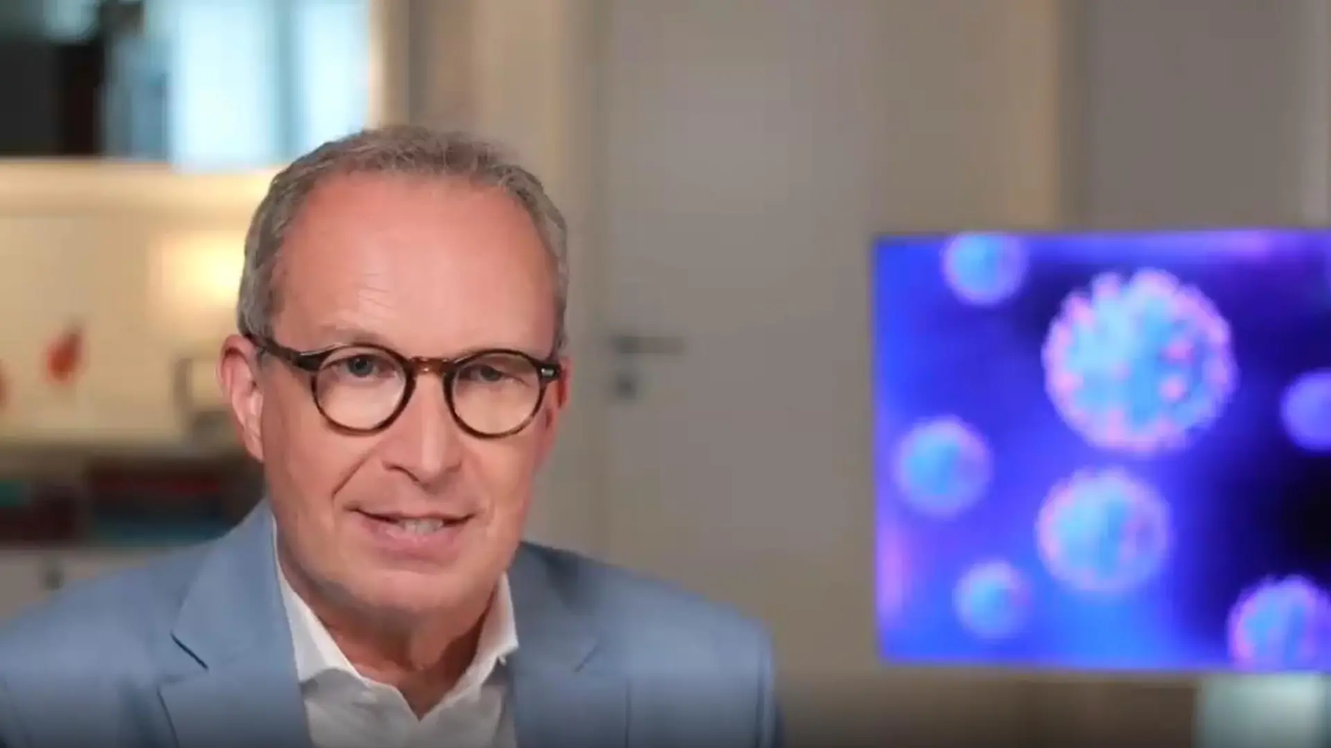 Arzt und Medizinjournalist Dr. Specht im Gespräch mit RTL