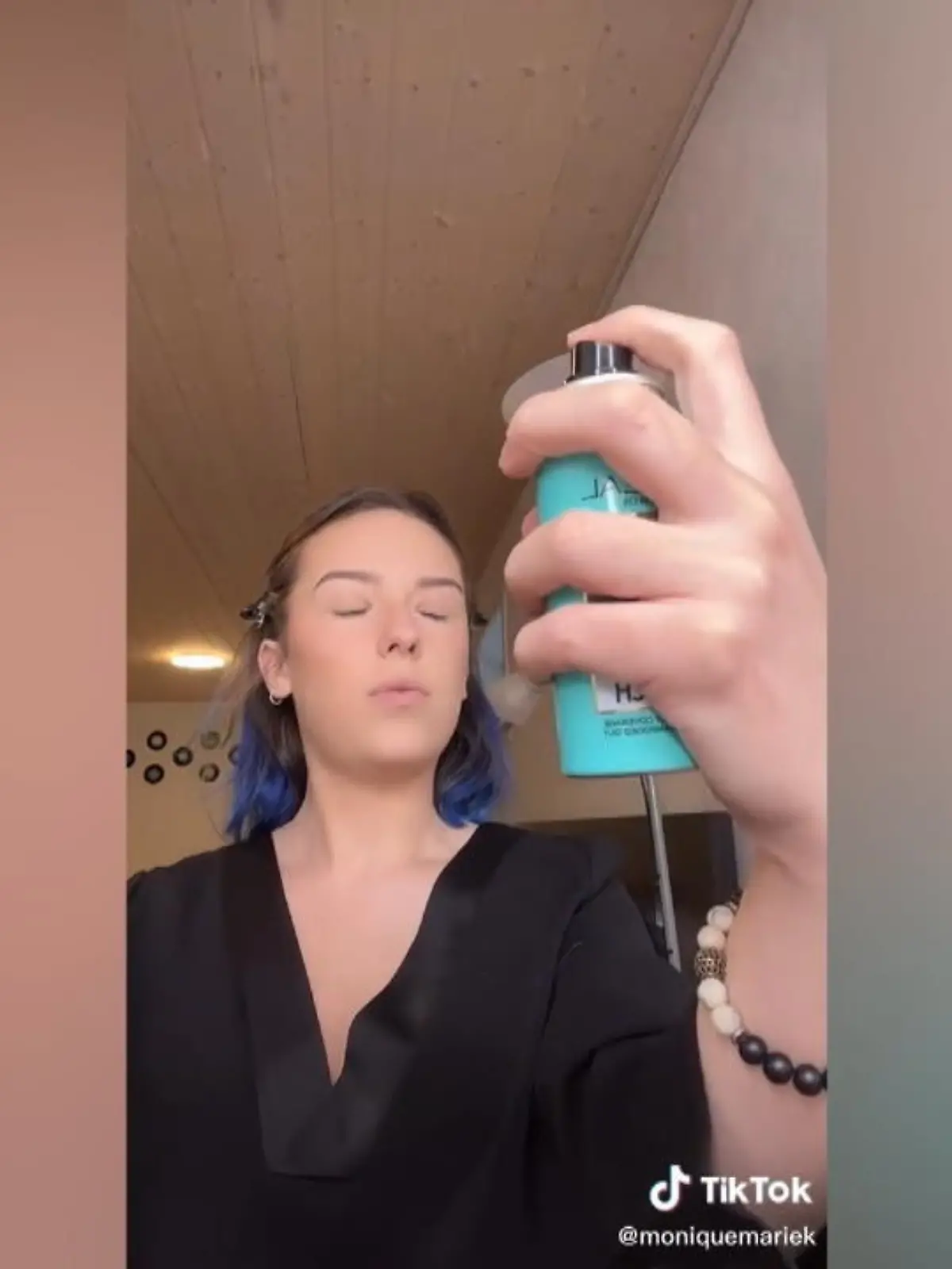 Auf TikTok sprühen sich momentan junge Frauen Ansatzspray ins Gesicht. Wieso? Die sollen angeblich wunderschöne Sommersprossen zaubern. Doch nicht bei jeder TikTokkerin funktioniert der Hack auch.