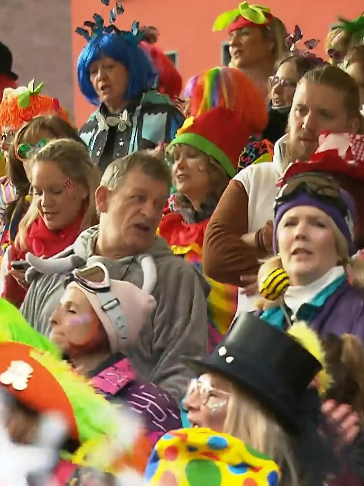 Bild zu: "Start in den Straßenkarneval geglückt – Sichere Partys im Land"