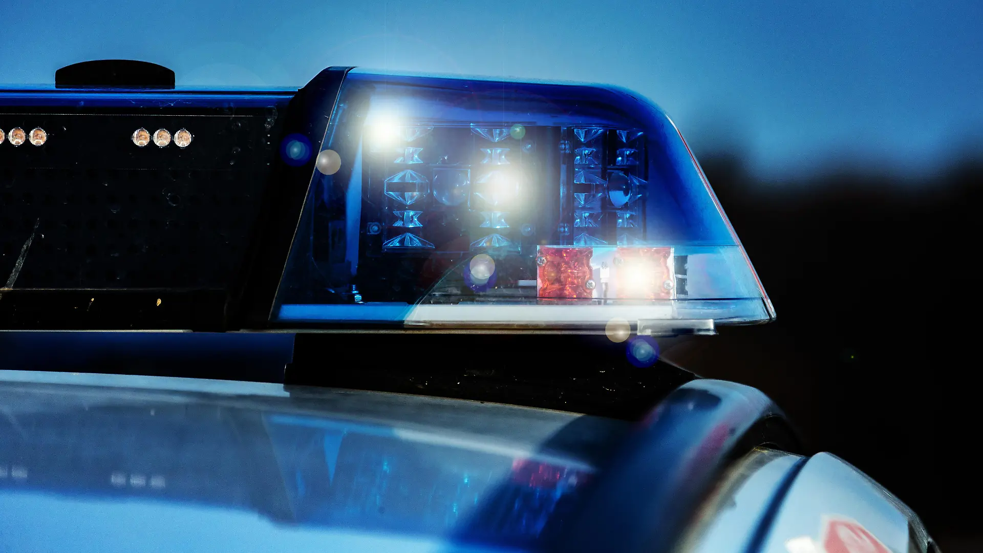 Melle, Deutschland 21. März 2022: Ein Einsatzfahrzeug, Streifenwagen, der Polizei mit Blaulicht.