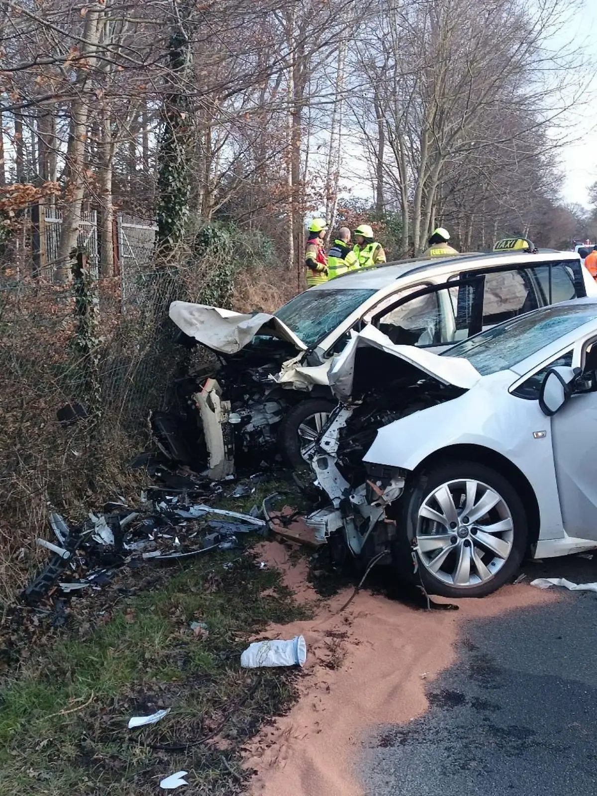 Bild zu: "Schwerer Unfall mit Schüler-Taxi – Verursacher flüchtig"