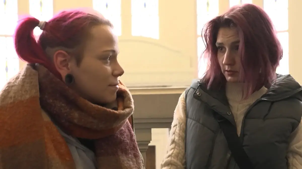 Zeugin Julia H. unterstützt Marie beim Prozess
