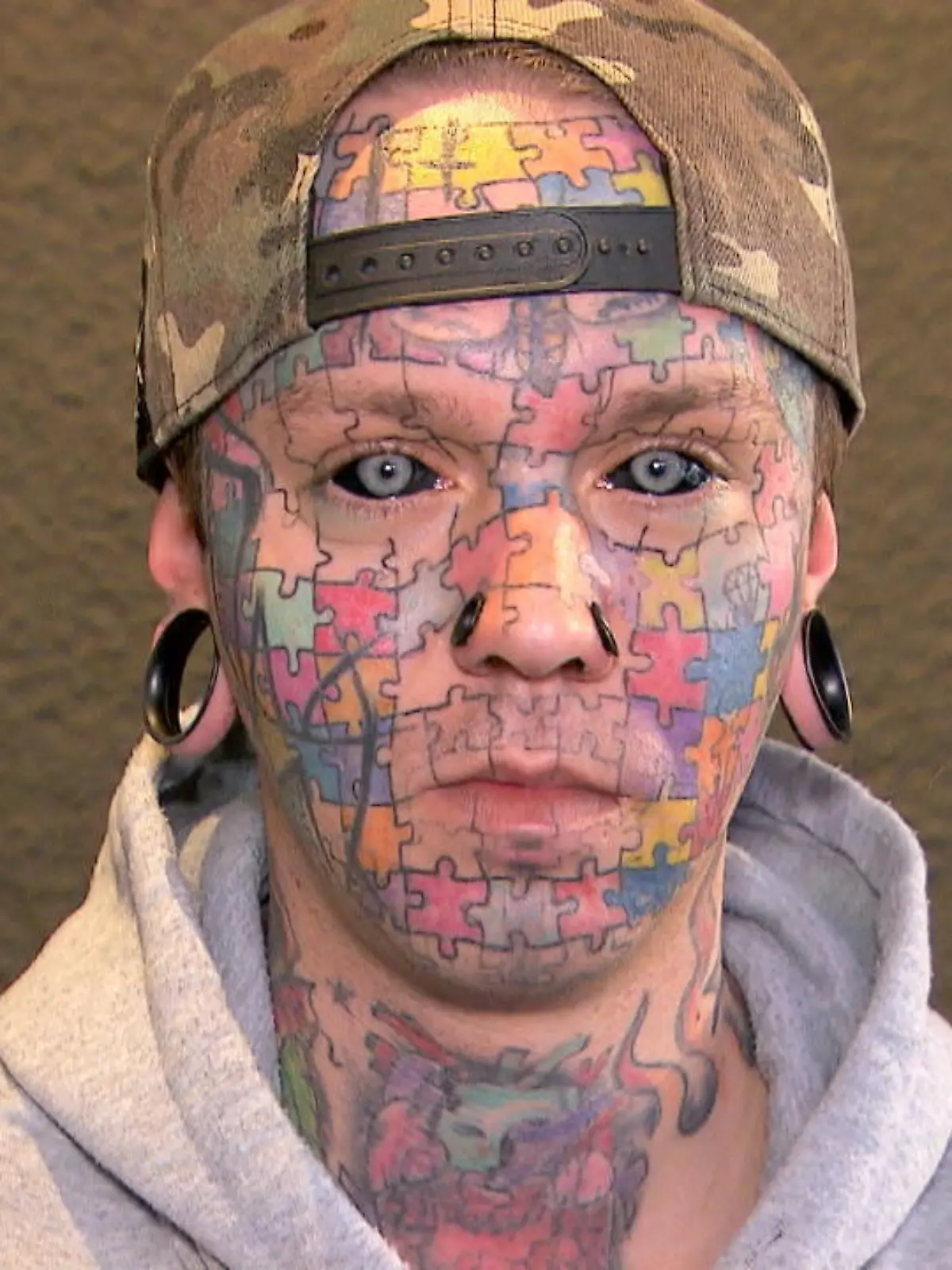 Sein Gesicht ist ein Hingucker. Dieser junge Mann aus Chemnitz mit dem Künstlernamen BlackDepression9 sieht aus wie ein Puzzle. Warum er seinen ganzen Körper in ein Kunstwerk verwandelt hat und was er Krasses geplant hat, sehen Sie hier.