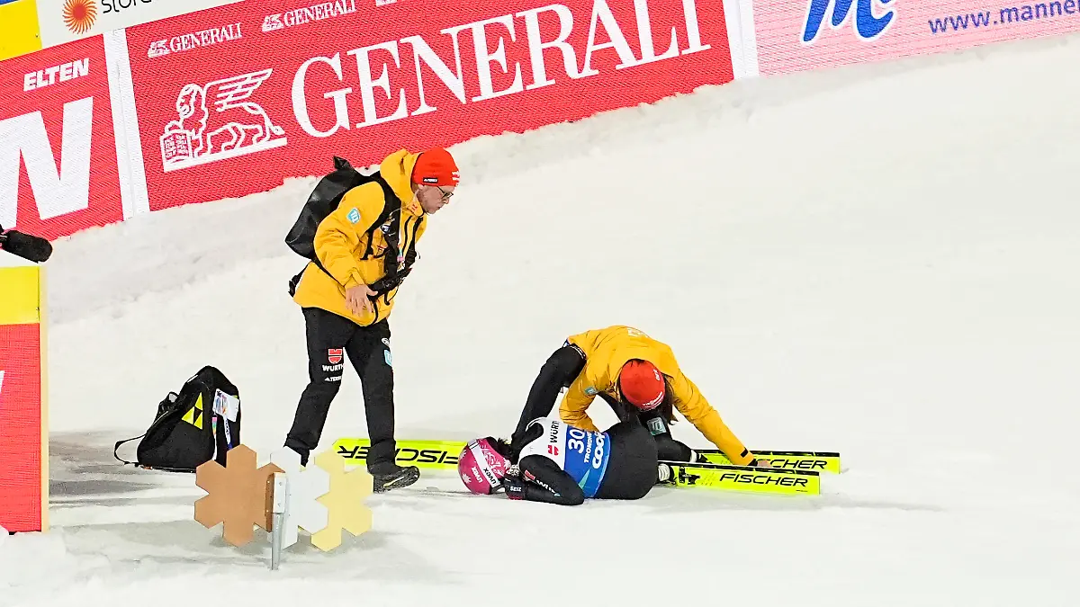 Luisa Görlich liegt mit Schmerzen im Schnee.