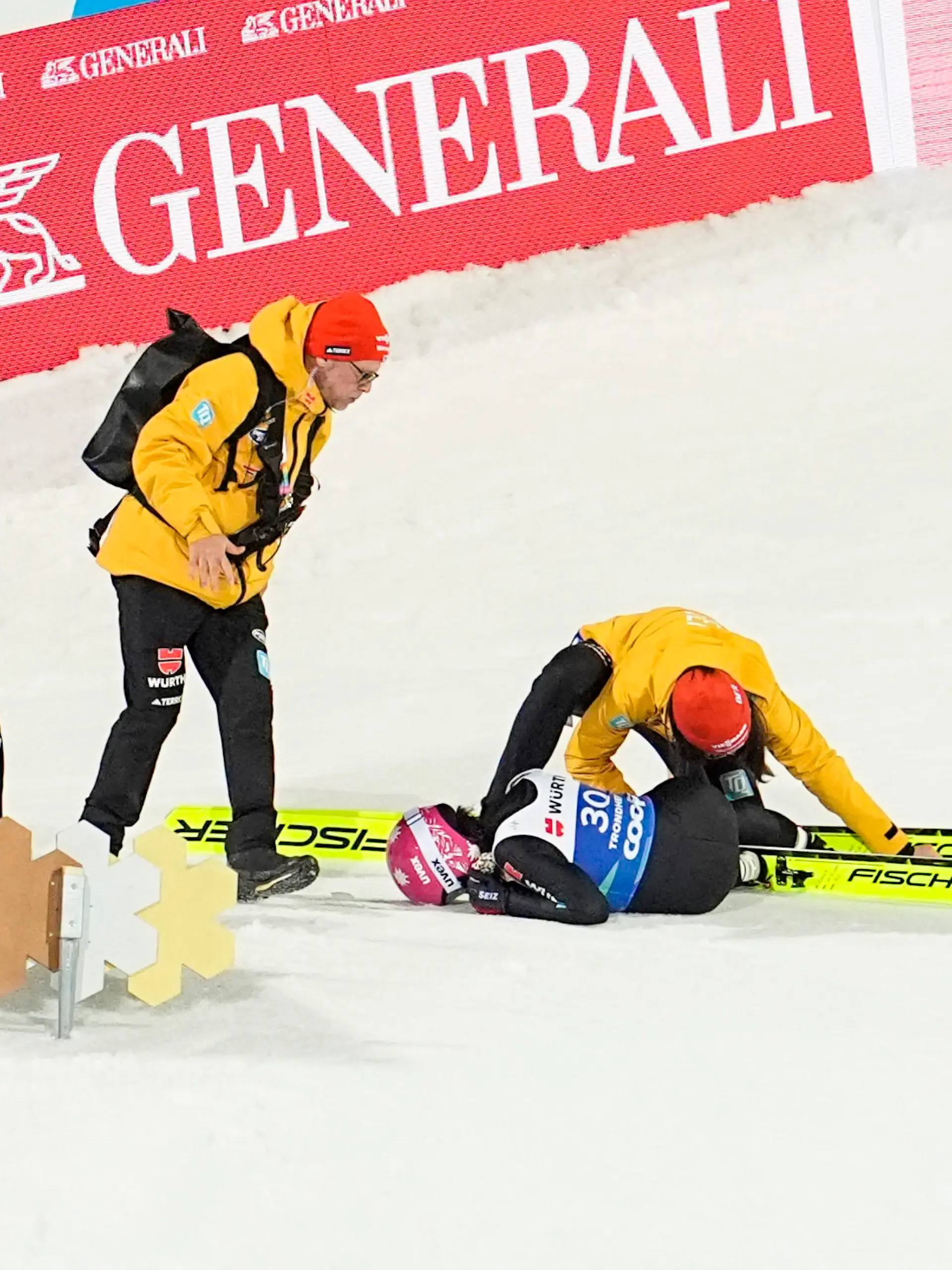 Luisa Görlich liegt mit Schmerzen im Schnee.