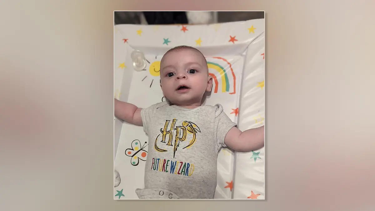 Der kleine James kam als echte Überraschung zur Welt. Seine Mama hat nicht mitbekommen, dass sie schwanger ist.