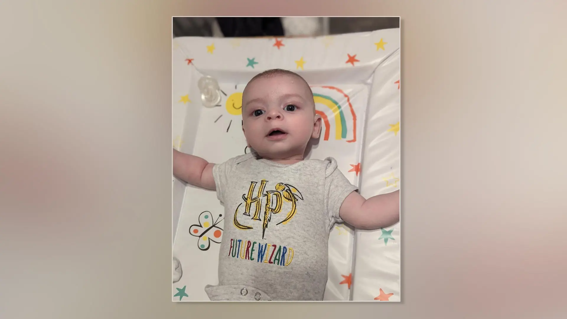 Der kleine James kam als echte Überraschung zur Welt. Seine Mama hat nicht mitbekommen, dass sie schwanger ist.