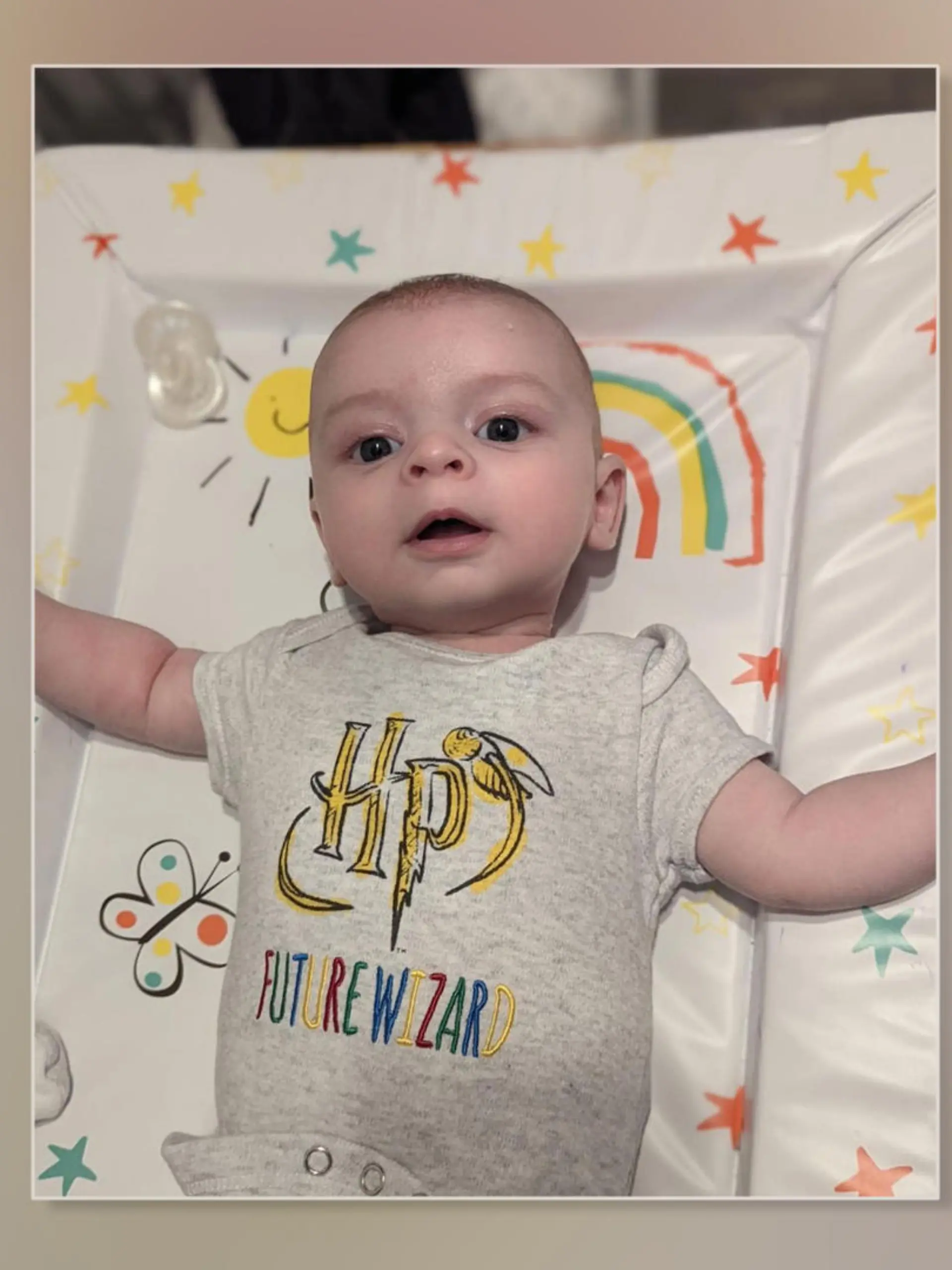 Der kleine James kam als echte Überraschung zur Welt. Seine Mama hat nicht mitbekommen, dass sie schwanger ist.