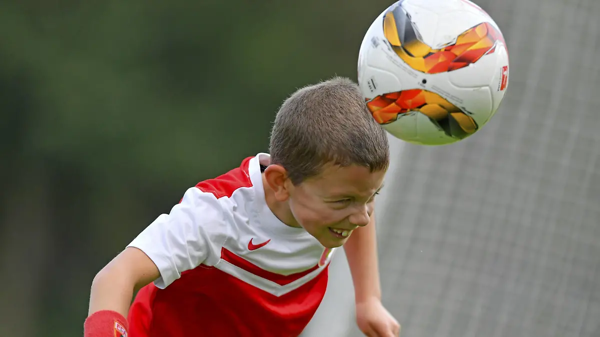 29.09.2017, F-Schüler-Fussball in Bad Wörishofen (Bayern), F-Junioren Fussballtraining im Stadion Bad Wörishofen. Der kleine Lars-Andreas Schüßler macht ein Einzeltraining. Lars ist zudem noch FCA-Nachwuchs-Talentspieler. (Modelreleased) Kopfball. PUBLICATIONxNOTxINxSUI  