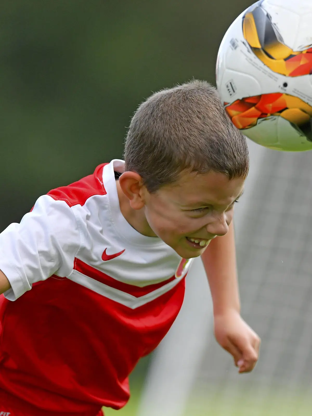 29.09.2017, F-Schüler-Fussball in Bad Wörishofen (Bayern), F-Junioren Fussballtraining im Stadion Bad Wörishofen. Der kleine Lars-Andreas Schüßler macht ein Einzeltraining. Lars ist zudem noch FCA-Nachwuchs-Talentspieler. (Modelreleased) Kopfball. PUBLICATIONxNOTxINxSUI  