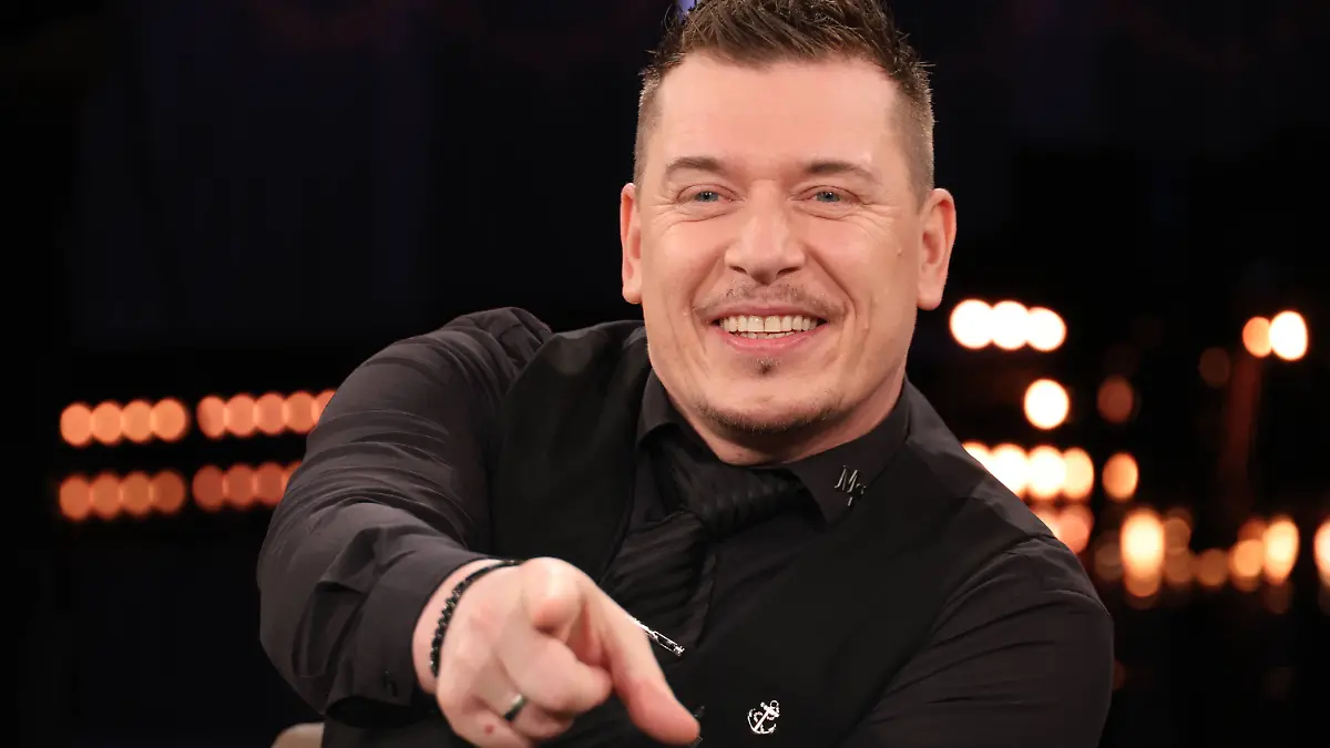 Die Videos von seinen Grüßen gehen auf Tiktok viral.