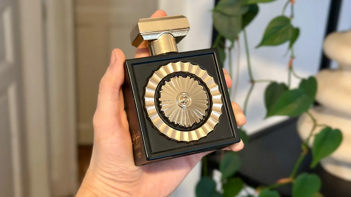 Mann hält Parfum Nebras von Lattafa.