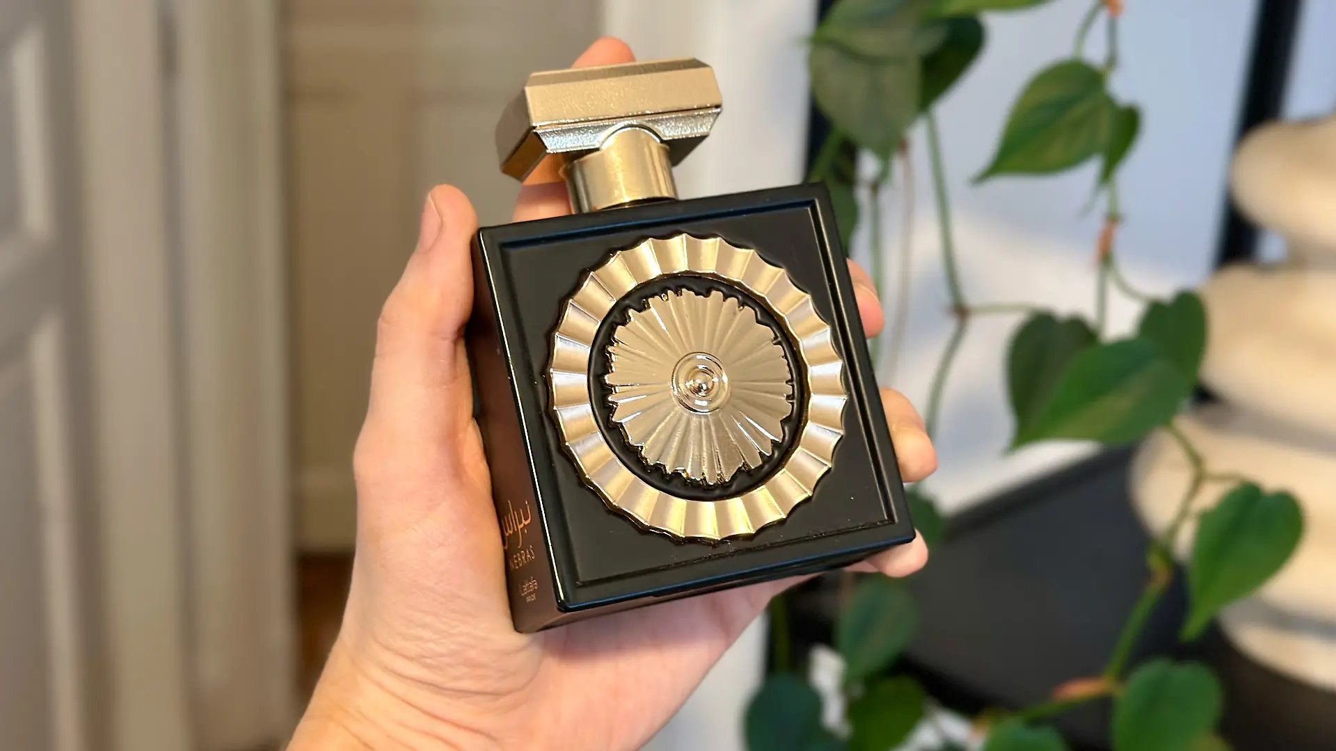 Mann hält Parfum Nebras von Lattafa.