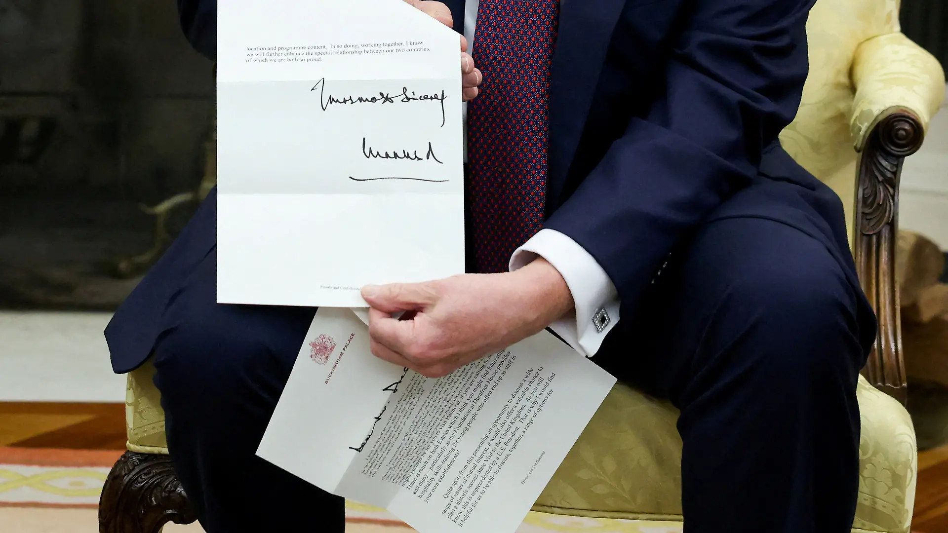 US-Präsident Donald Trump hält ganz ungeniert einen Brief von König Charles III. in die Kamera. 