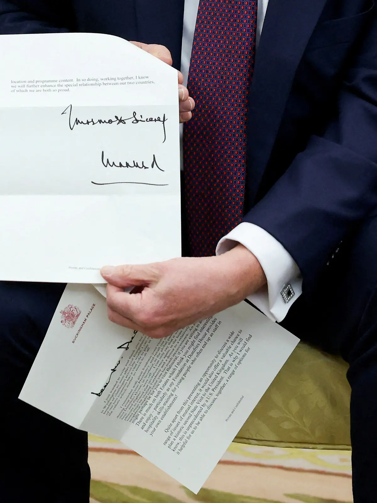 US-Präsident Donald Trump hält ganz ungeniert einen Brief von König Charles III. in die Kamera. 