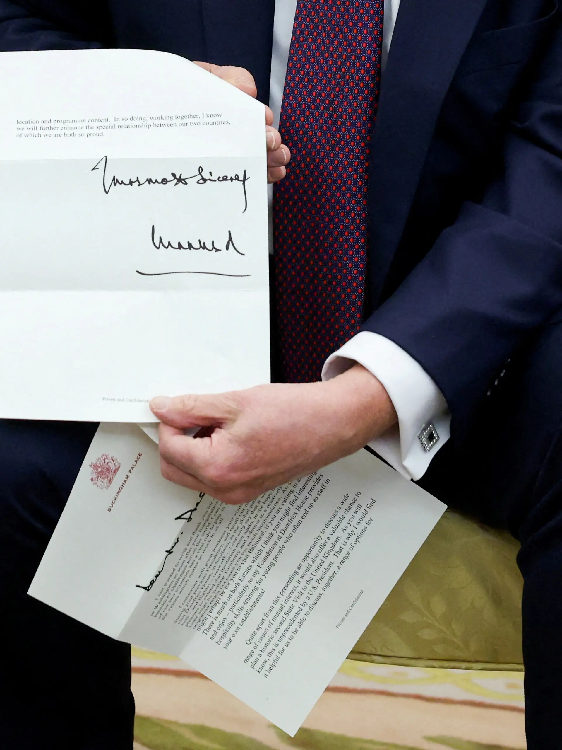 US-Präsident Donald Trump hält ganz ungeniert einen Brief von König Charles III. in die Kamera. 
