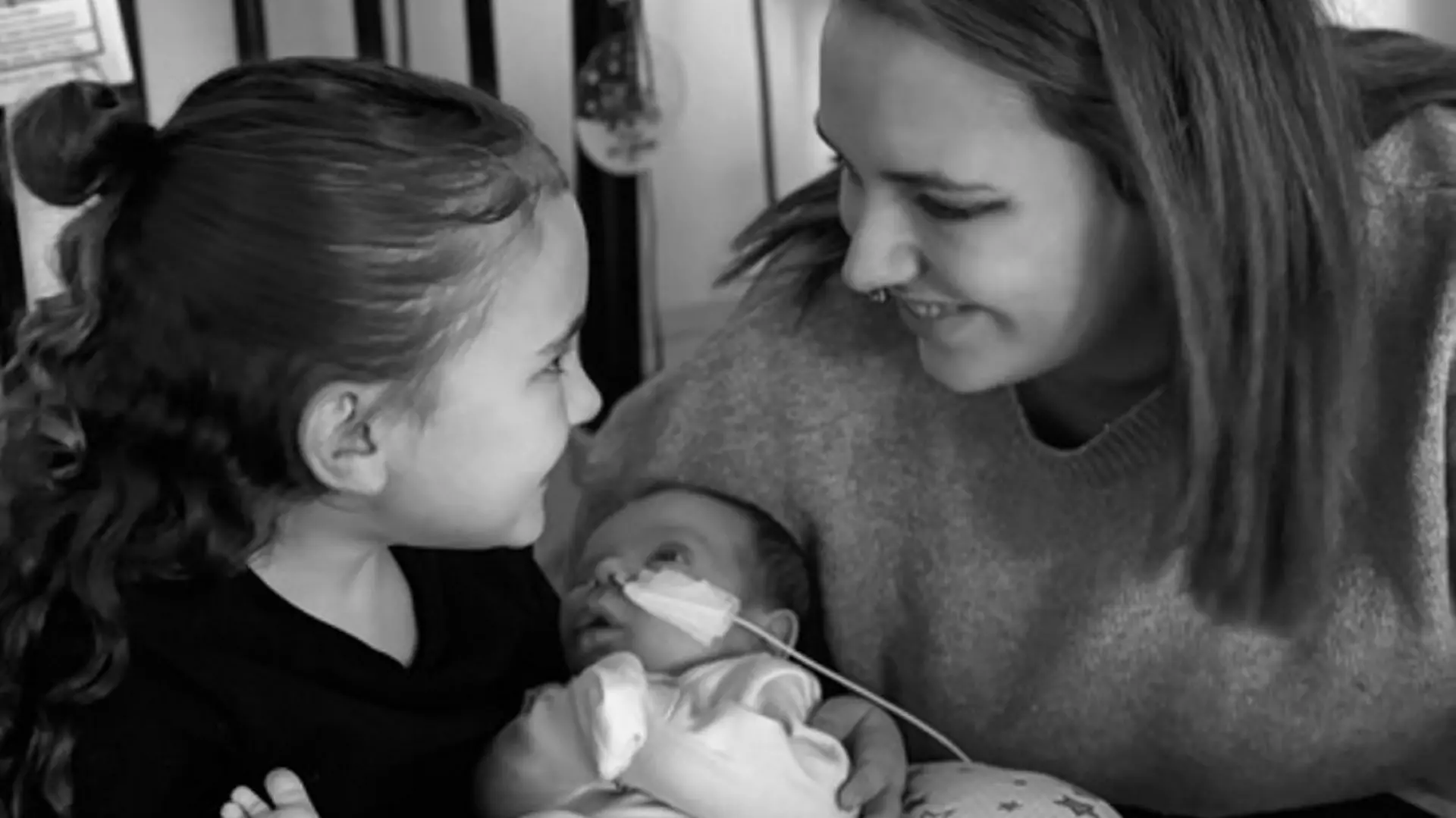 Der schwer kranken Vinnie James mit seiner Mutter Grace und seiner Schwester. 