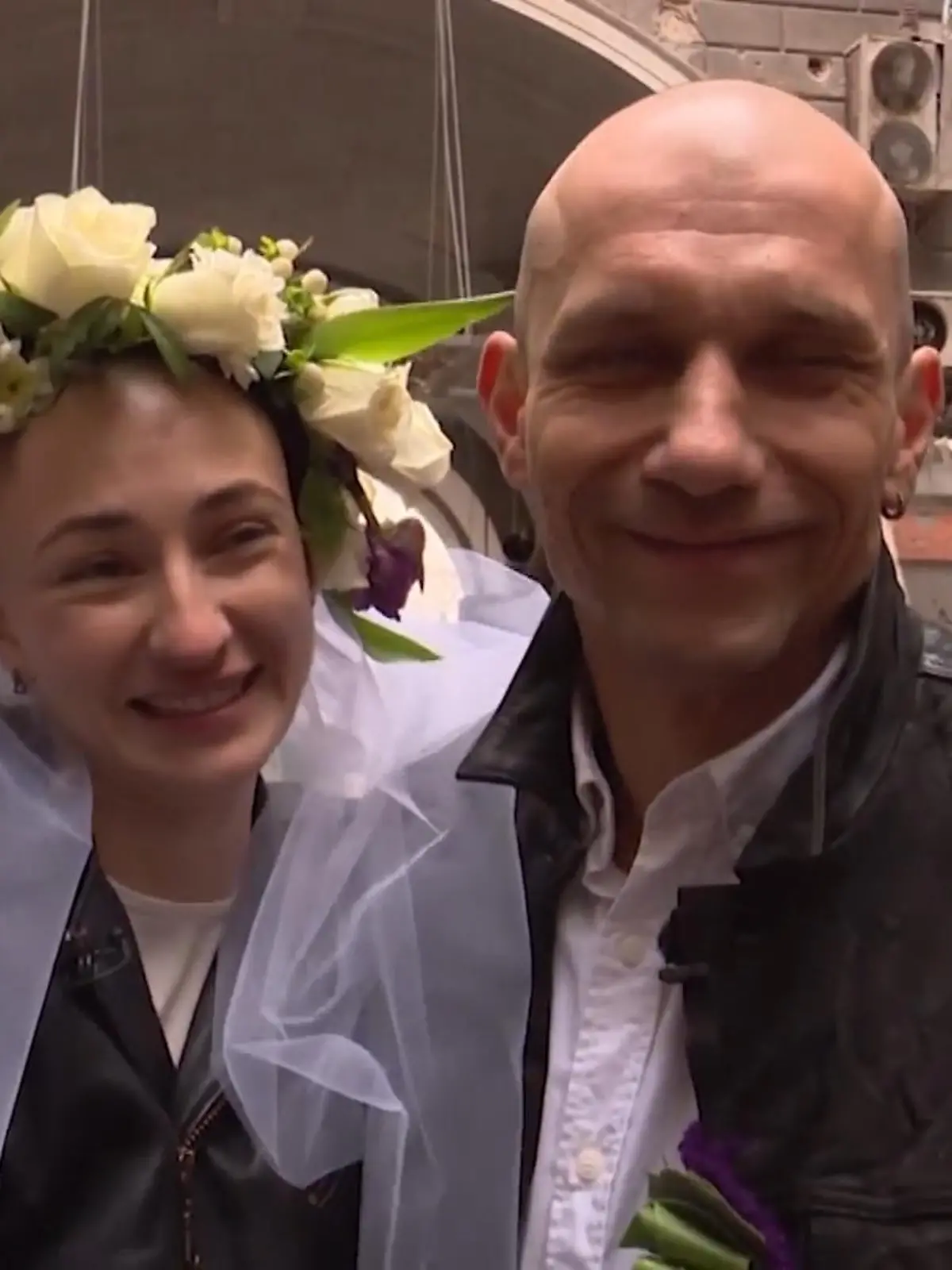 Trotz all des Schreckens in der Ukraine siegt die Liebe! Mitten in den Trümmern der bombardierten Stadt Charkiw heiratet ein ukrainisches Paar. Das Ja-Wort geben sie sich in einer U-Bahn-Station. Die Bilder zeigen wir im Video.