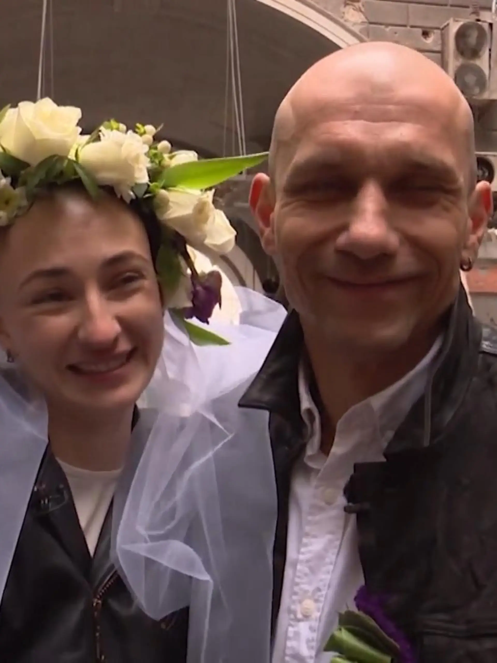 Trotz all des Schreckens in der Ukraine siegt die Liebe! Mitten in den Trümmern der bombardierten Stadt Charkiw heiratet ein ukrainisches Paar. Das Ja-Wort geben sie sich in einer U-Bahn-Station. Die Bilder zeigen wir im Video.
