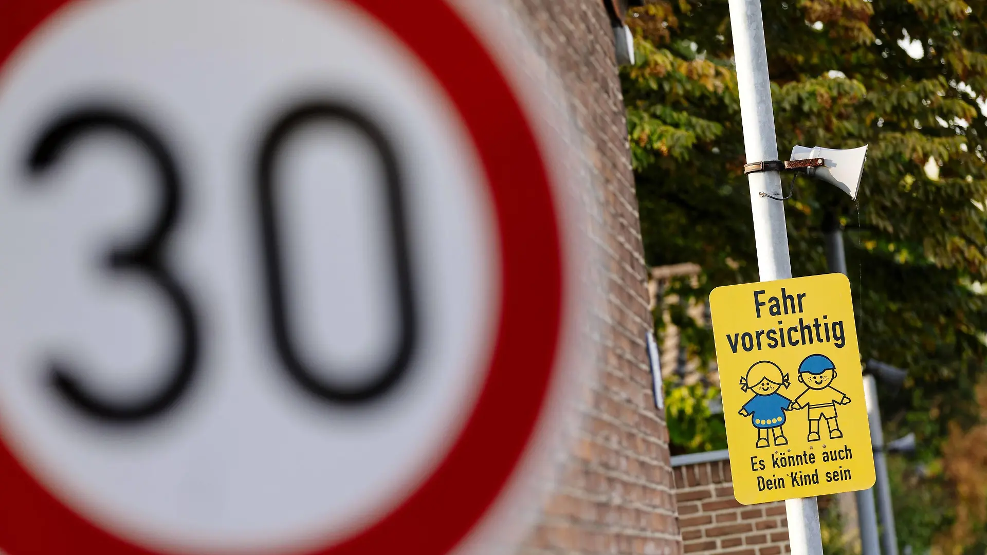  Warnschild vor spielenden Kindern in Köln Ossendorf. Köln, 30.10.2018 *** Warning sign for children playing in Cologne Ossendorf Cologne 30 10 2018 Foto:xC.xHardtx/xFuturexImage