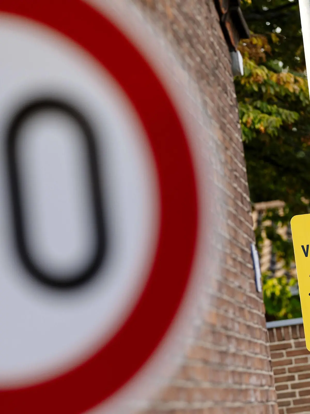  Warnschild vor spielenden Kindern in Köln Ossendorf. Köln, 30.10.2018 *** Warning sign for children playing in Cologne Ossendorf Cologne 30 10 2018 Foto:xC.xHardtx/xFuturexImage