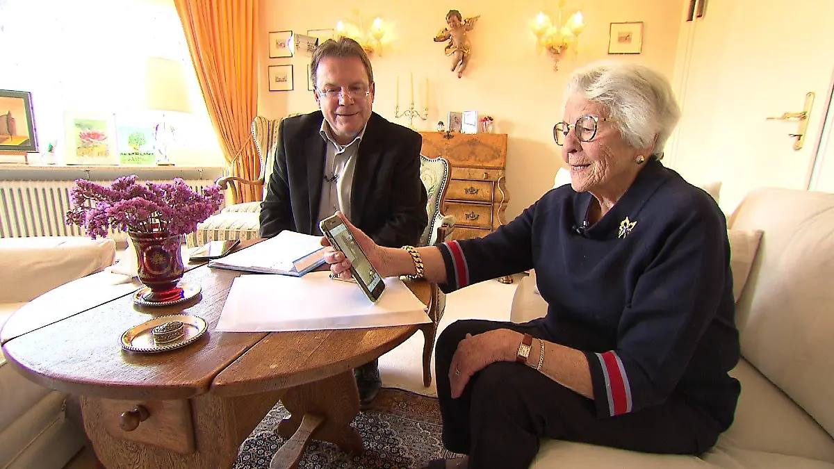 René Hirschfeld zeigt Gertrude Beck den richtigen Umgang mit dem Smartphone.