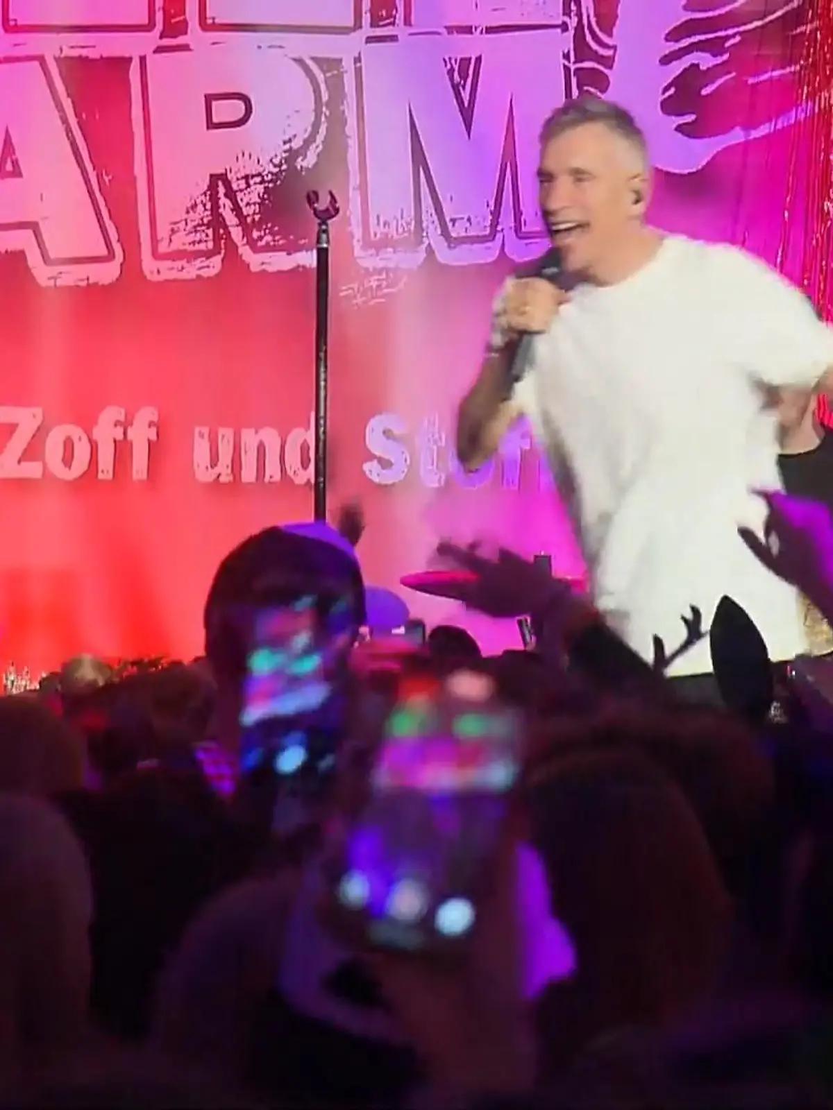 Bild zu: "Jugendliche feiern auf extra Party"