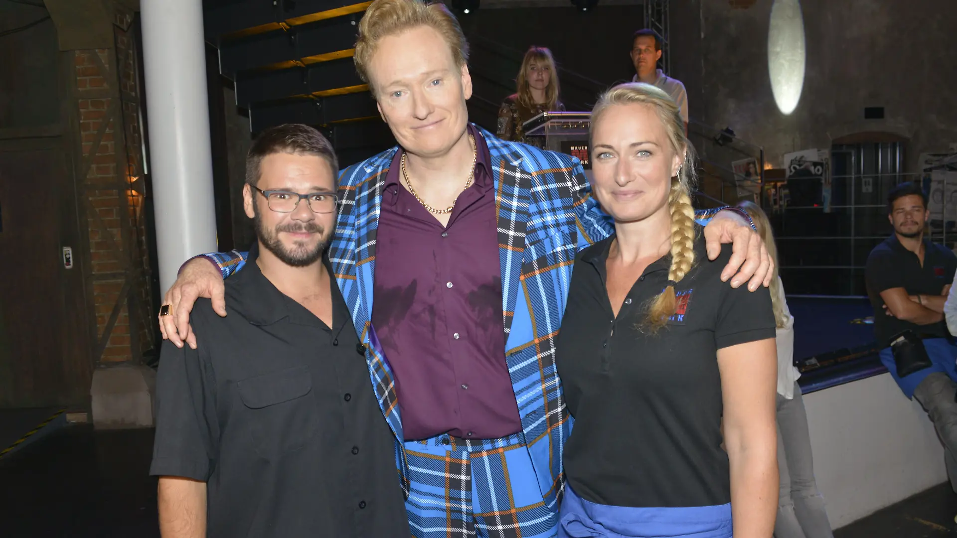 Moderator und Komiker Conan O’Brien am GZSZ-Set mit Thomas Drechsel und Eva Mona Rodekirchen