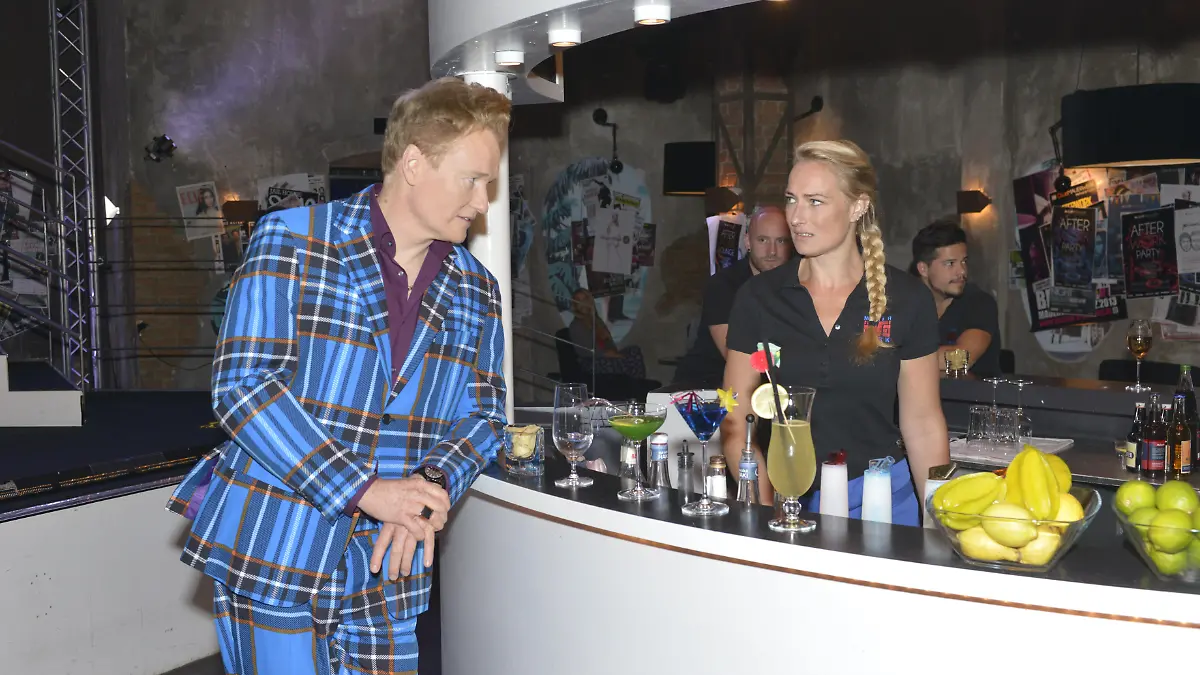 So einen Gast bedient man doch gern! Oscar-Moderator Conan O’Brien 2016 mit GZSZ-Star Eva Mona Rodekirchen