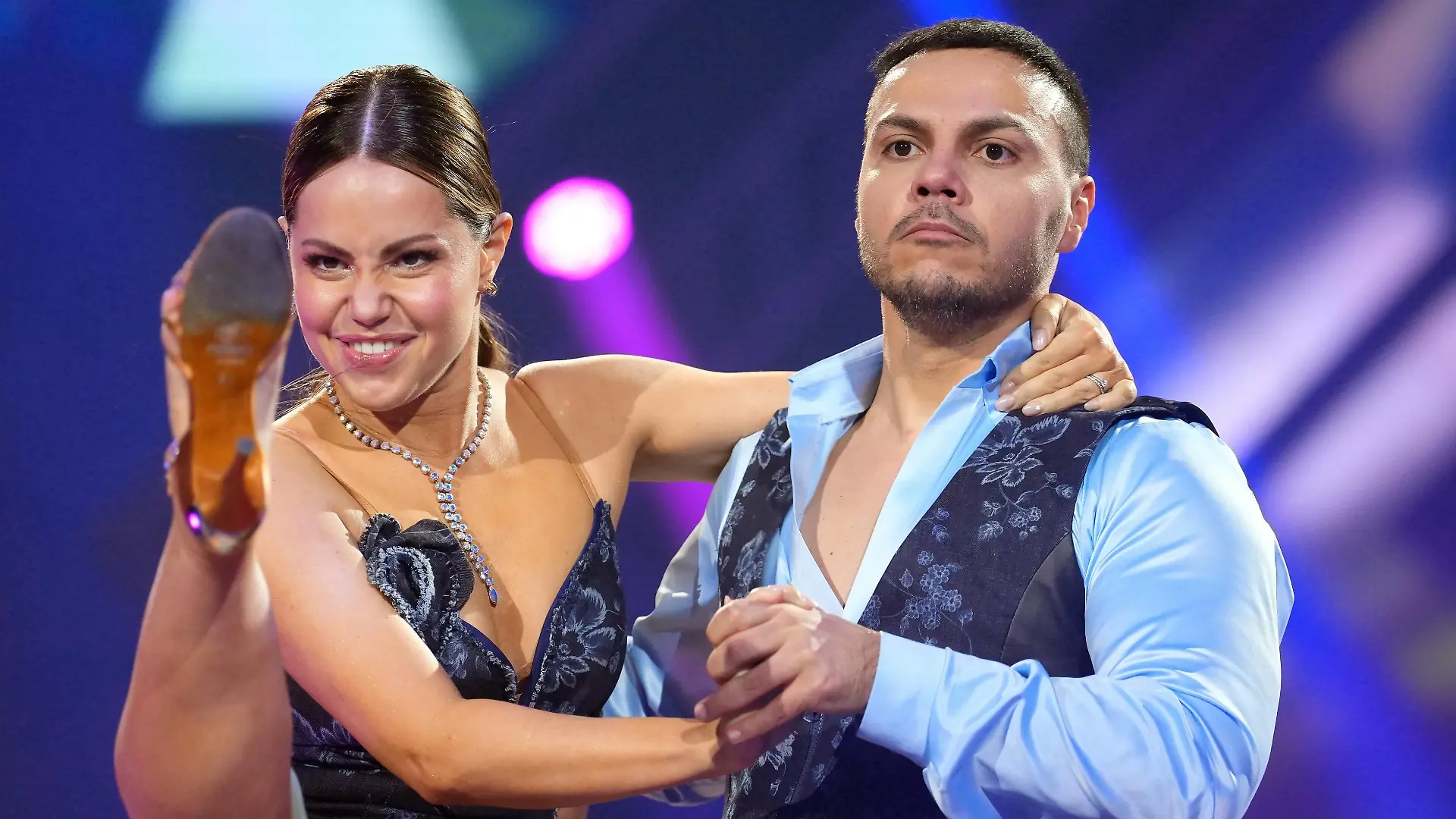 Osan Yaran und Christina Hänni tanzen Tango.
