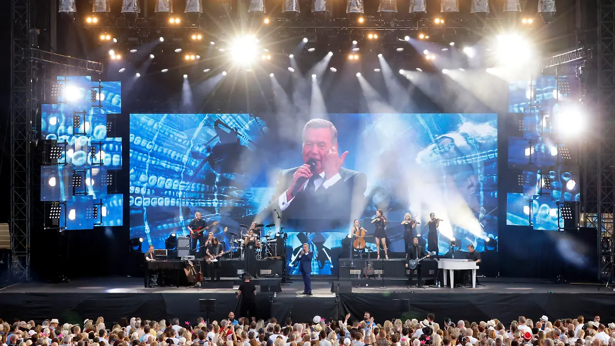 Sänger Roland Kaiser bei seinem Konzert 'ALLES O.K.! OpenAir 23' im Sparkassenpark Mönchengladbach. Mönchengladbach, 17.06.2023