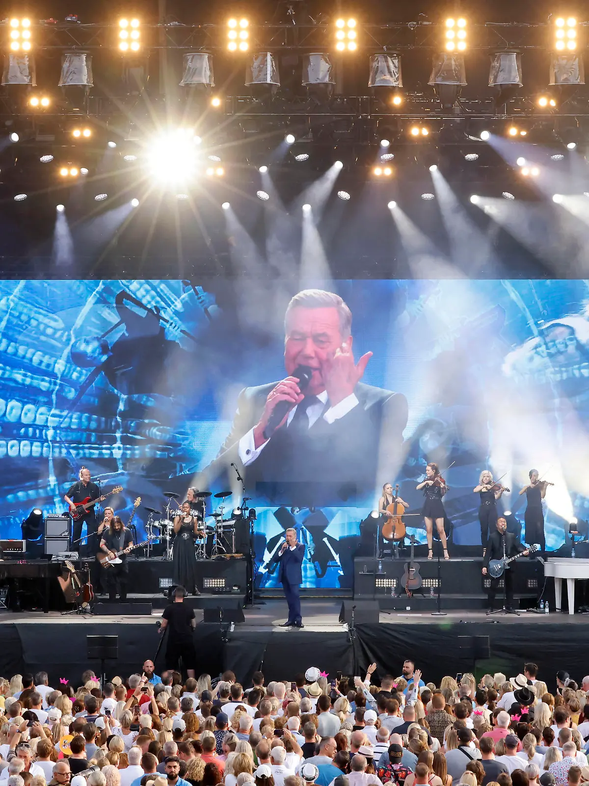 Sänger Roland Kaiser bei seinem Konzert 'ALLES O.K.! OpenAir 23' im Sparkassenpark Mönchengladbach. Mönchengladbach, 17.06.2023