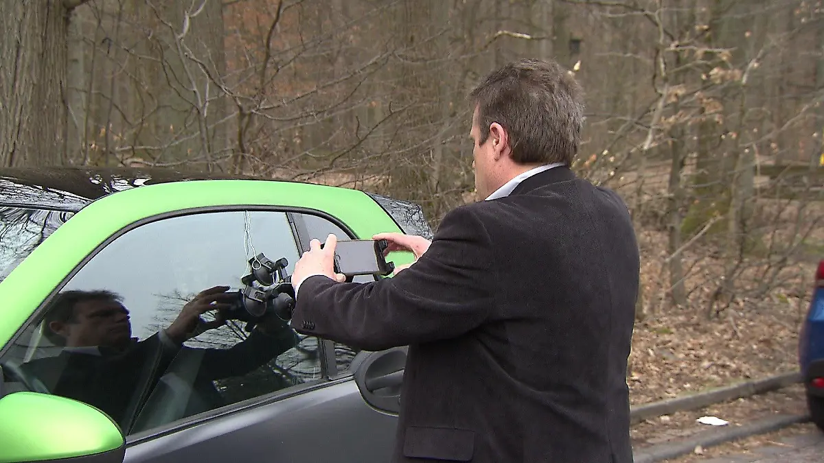 So schnell baut René sein Auto zu einer rollenden Telefonzelle um.