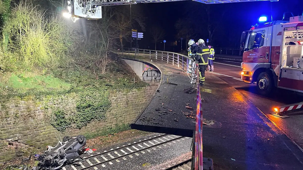 Das Auto stürzte fünf Meter tief auf Bahngleise.