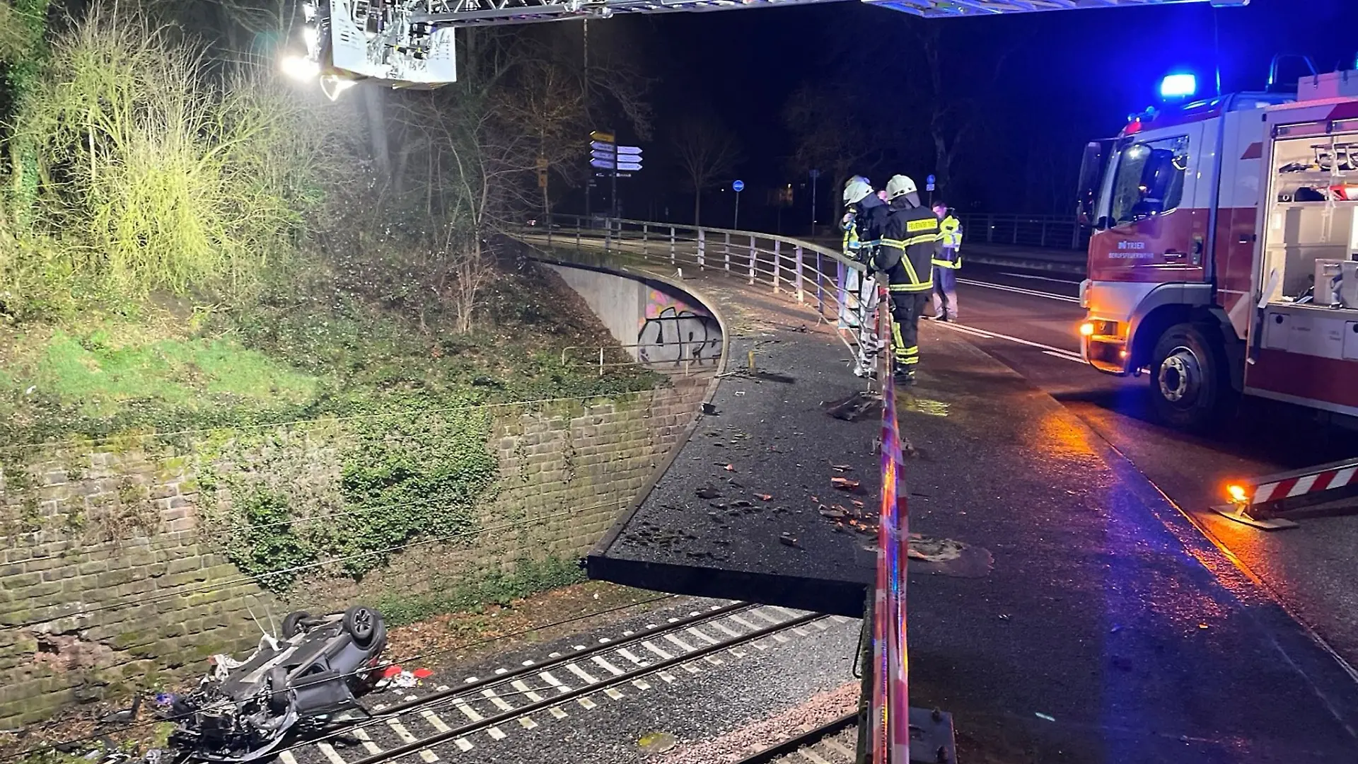 Das Auto stürzte fünf Meter tief auf Bahngleise.