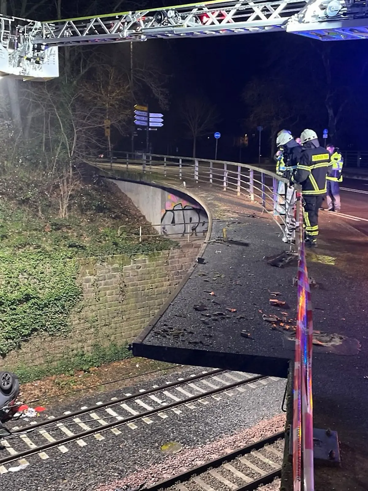 Bild zu: "Auto stürzt fünf Meter tief auf Bahngleise"