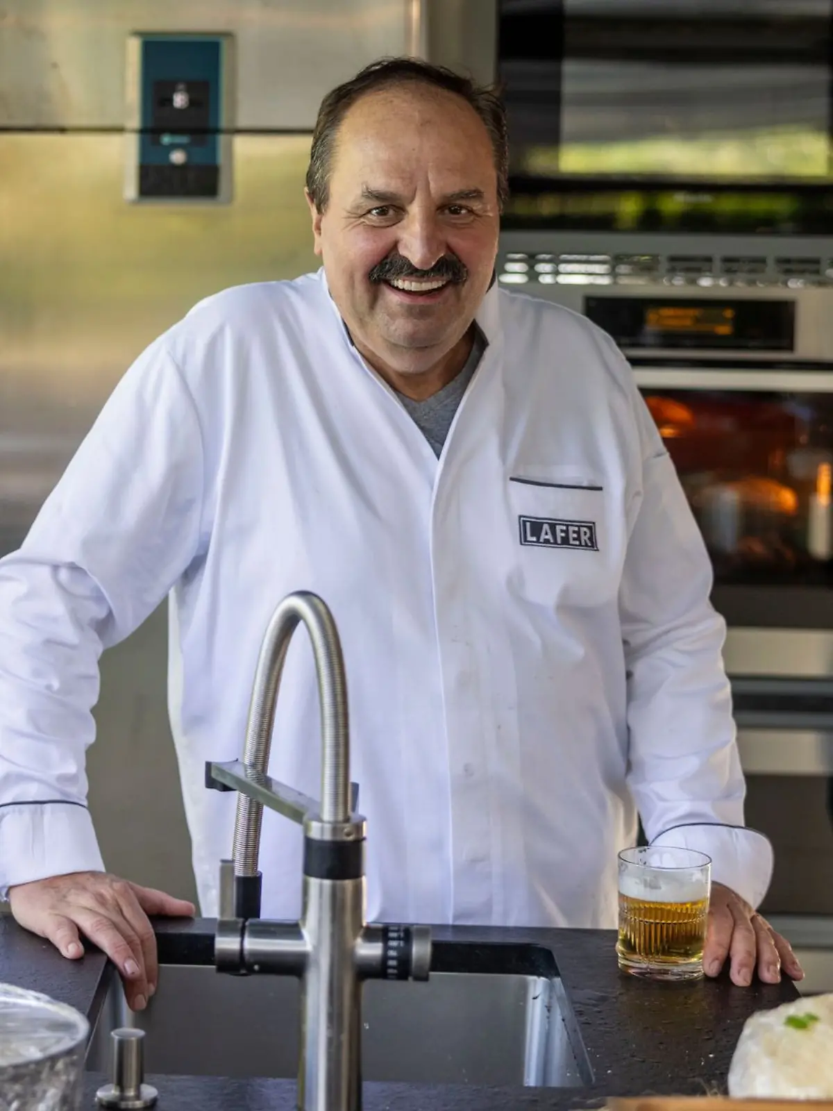 Bild zu: "Fetisch enthüllt! Von IHNEN bekommt Johann Lafer einfach nicht genug"