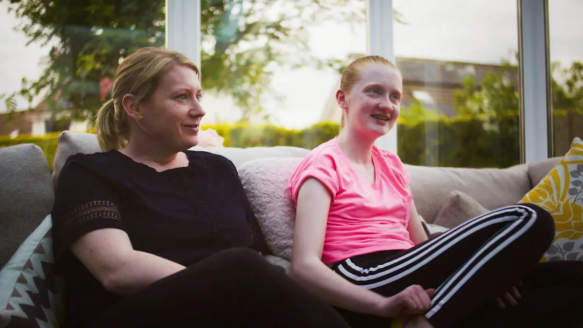 Mia und ihre Mutter auf dem Sofa