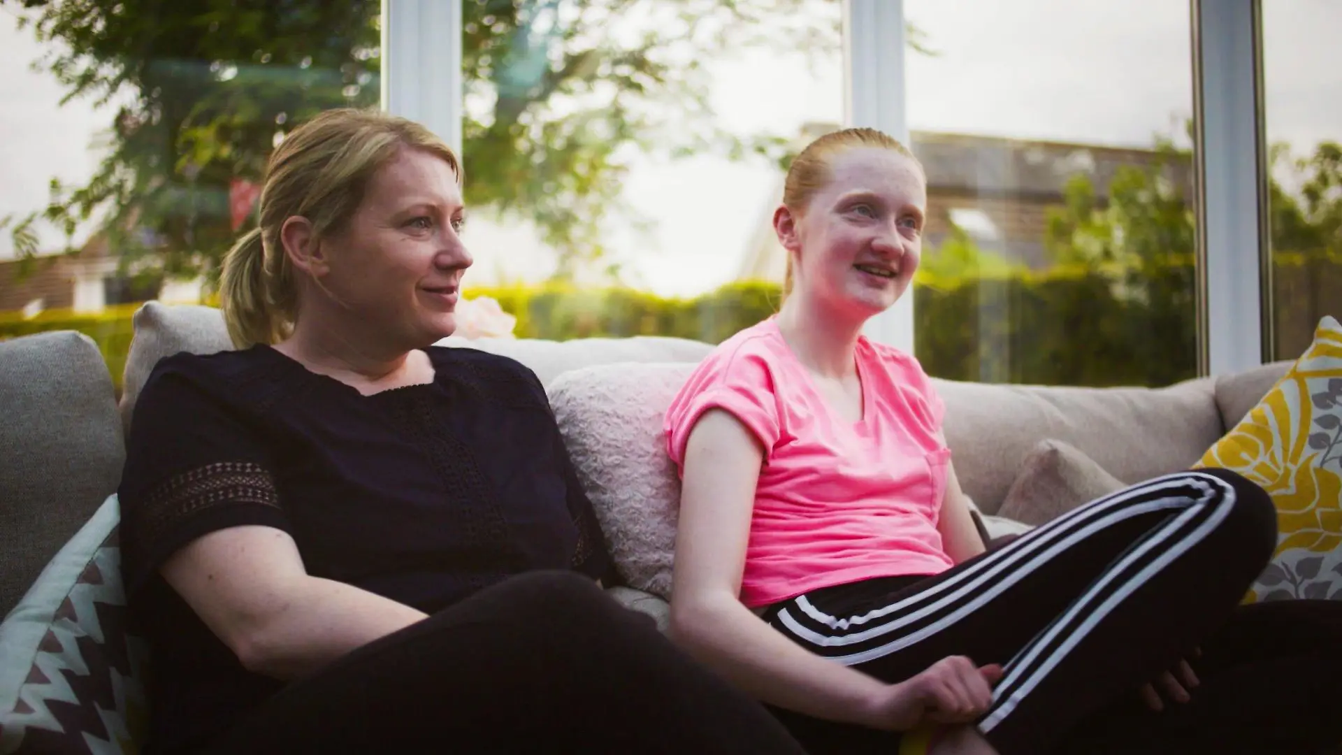 Mia und ihre Mutter auf dem Sofa