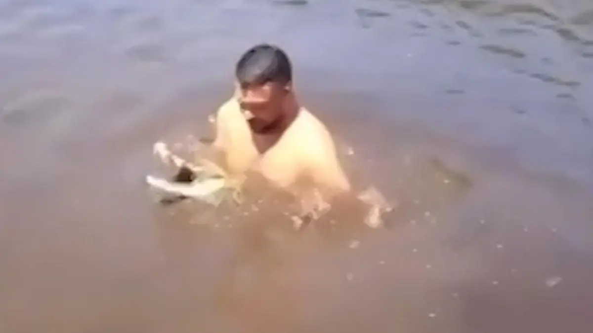 Bade-Schock im Fluss! Mann zieht Krokodil aus Wasser Da zwickt doch etwas...