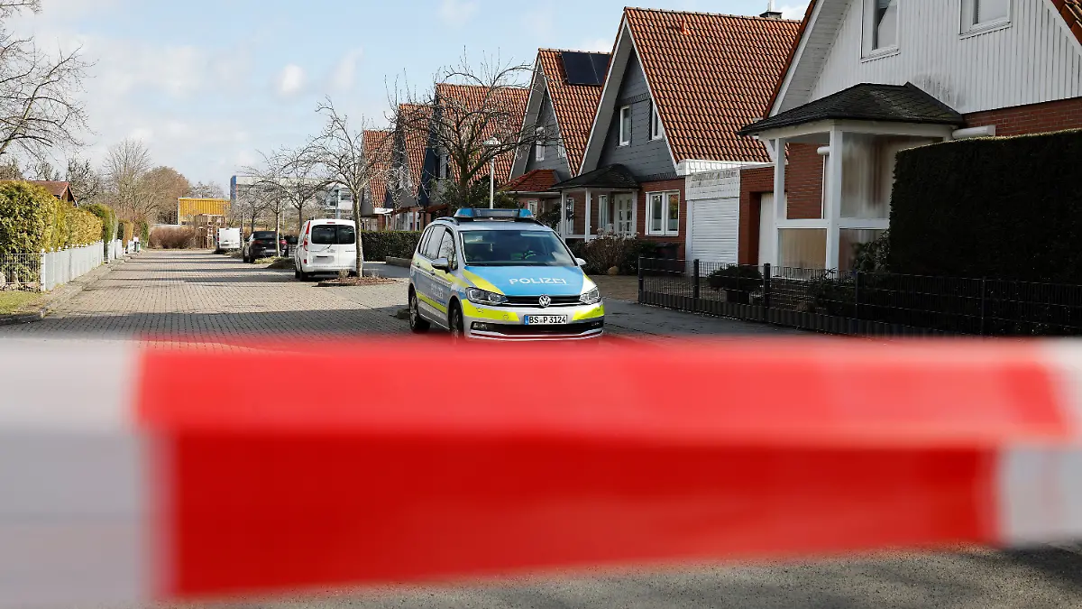 01.03.2025, Broitzem: Mit einem Polizeiband ist eine Straße in einem Wohngebiet im Stadtteil Broitzem abgesperrt. Hier wurde ein 48 Jahre alter Mann am Morgen angeschossen und verletzt. Der Täter sei auf der Flucht, teilte die Polizei mit. Foto: Stefan Sobotta/dpa - ACHTUNG: Das Kfz-Zeichen (Auto im Hintergrund) wurde aus rechtlichen Gründen gepixelt +++ dpa-Bildfunk +++