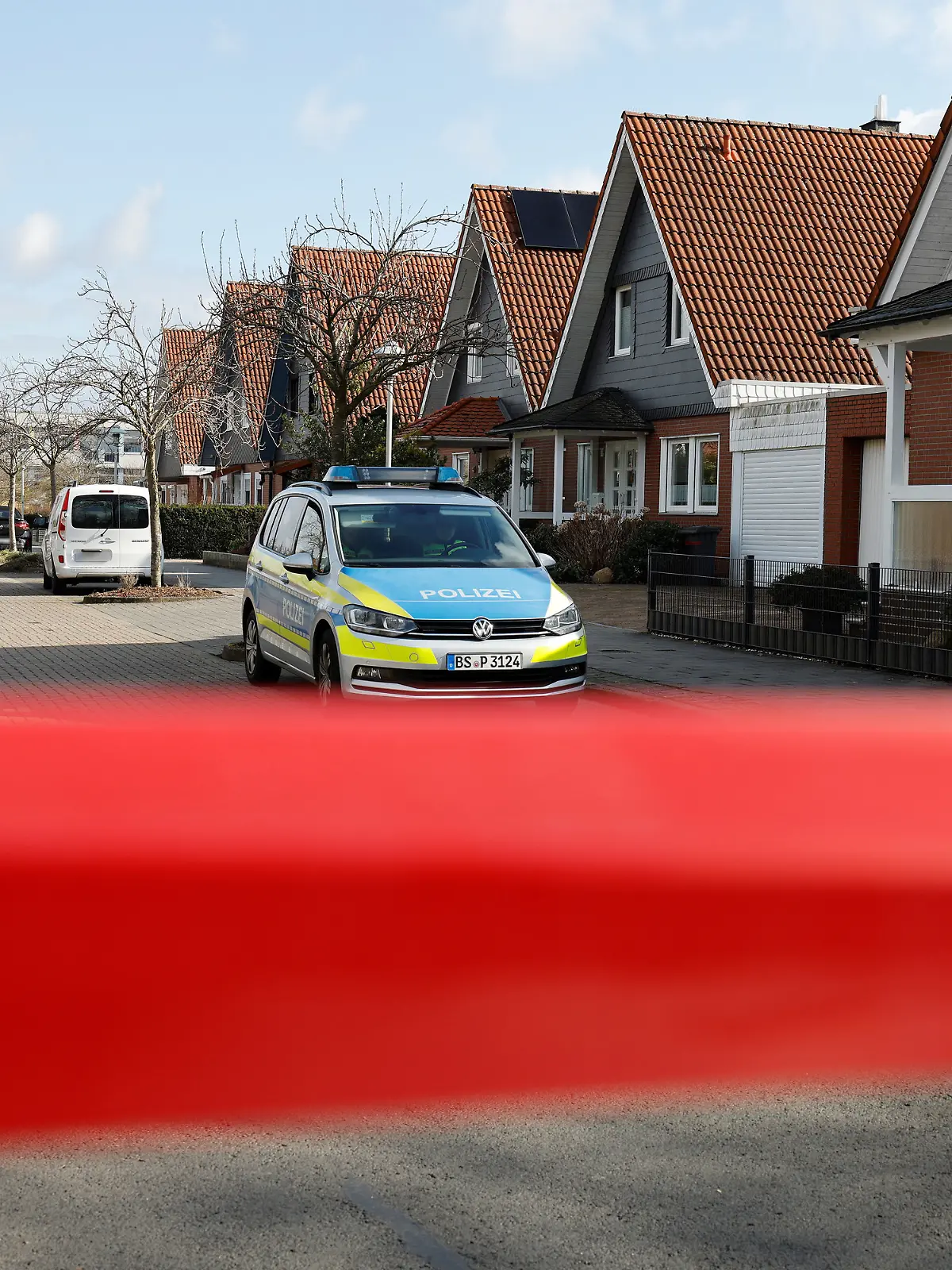 01.03.2025, Broitzem: Mit einem Polizeiband ist eine Straße in einem Wohngebiet im Stadtteil Broitzem abgesperrt. Hier wurde ein 48 Jahre alter Mann am Morgen angeschossen und verletzt. Der Täter sei auf der Flucht, teilte die Polizei mit. Foto: Stefan Sobotta/dpa - ACHTUNG: Das Kfz-Zeichen (Auto im Hintergrund) wurde aus rechtlichen Gründen gepixelt +++ dpa-Bildfunk +++