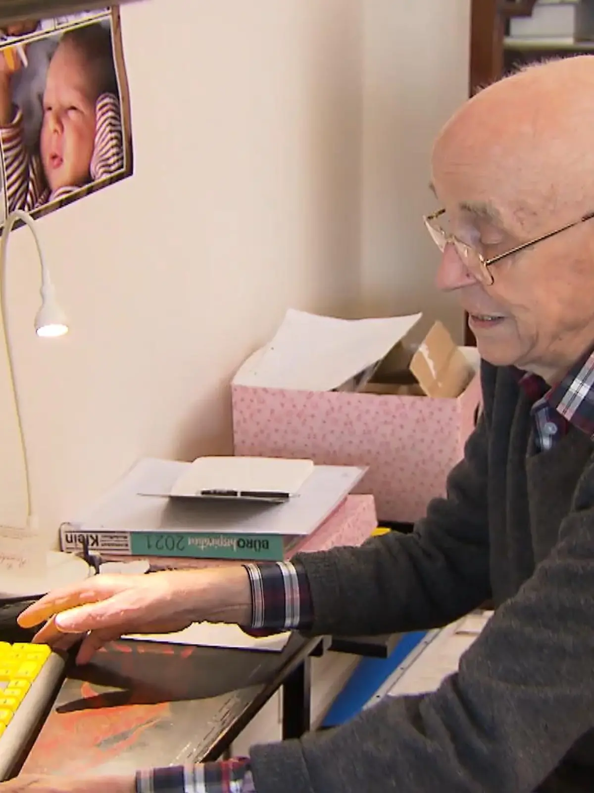 „Ich bin viel zu alt für diese ganze Technik!“ Wer diesen Satz schon mal von Oma und Opa gehört hat, der sollte nun ganz genau hinhören. Denn auch mit einem stolzen Lebensalter von 100 und 97 Jahren kann man noch ein richtiger Smartphone-Spezialist werden. Das beste Beispiel dafür sind die 97-jährige Gertrude Beck und der 100-jährige Gerhard Heymann aus Wehrheim. Egal ob Online-Shopping oder Videocalls mit den Enkelkindern – diese Rentner zeigen, dass sie noch lange nicht zum alten Eisen gehören.