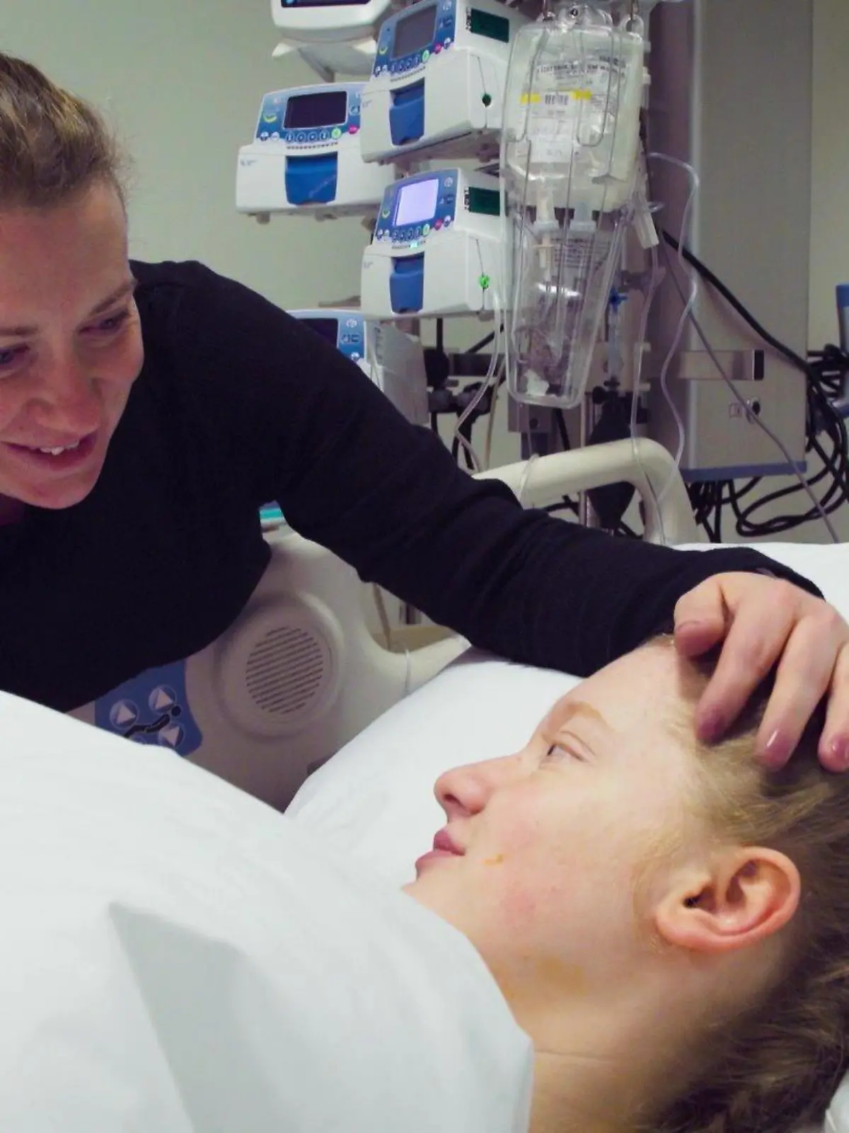Mia und ihre Mutter am Krankenbett