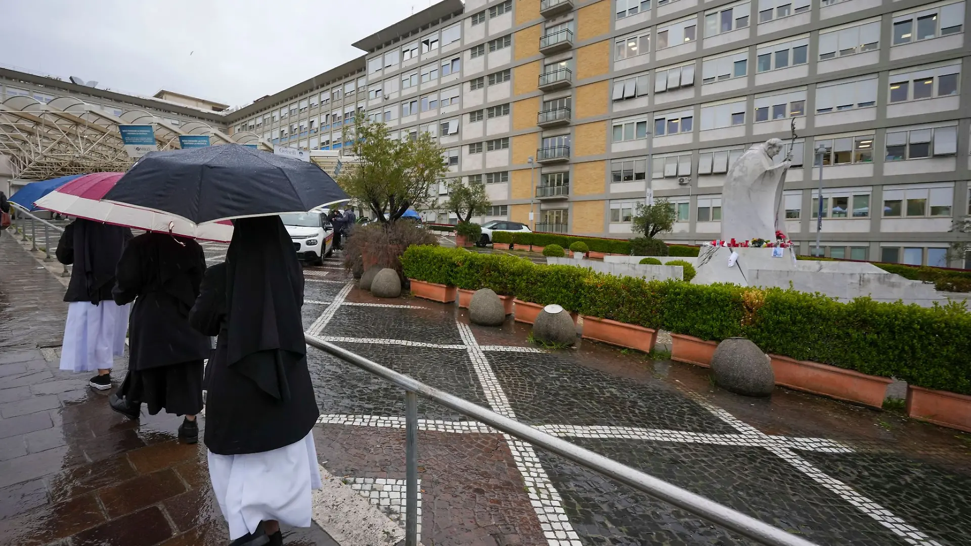 Nach einem neuen Atemnot-Anfall verbrachte Papst Franziskus in der Gemelli-Klinik offiziellen Angaben zufolge eine ruhige Nacht.
